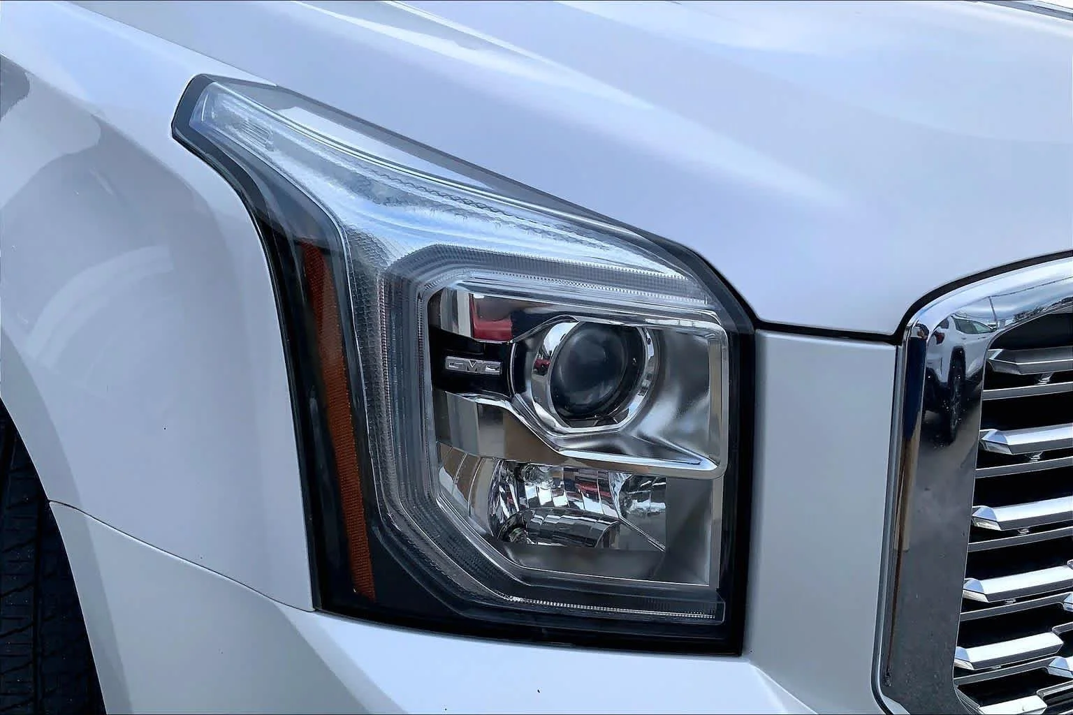 Used 2019 White Frost Tricoat GMC Denali image 24