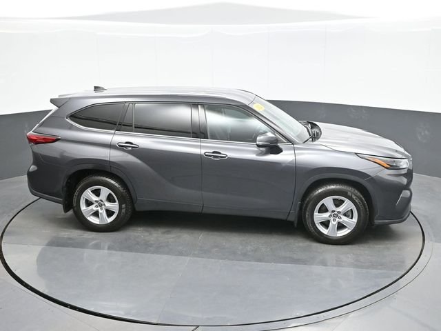 Used 2022 Gray Toyota LE image 16