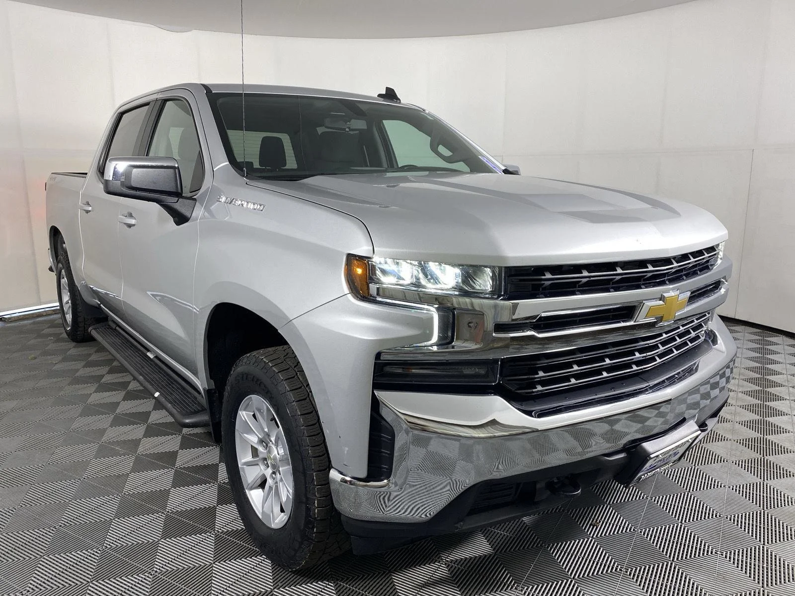 Used 2021 Silver Ice Metallic Chevrolet LT image 17