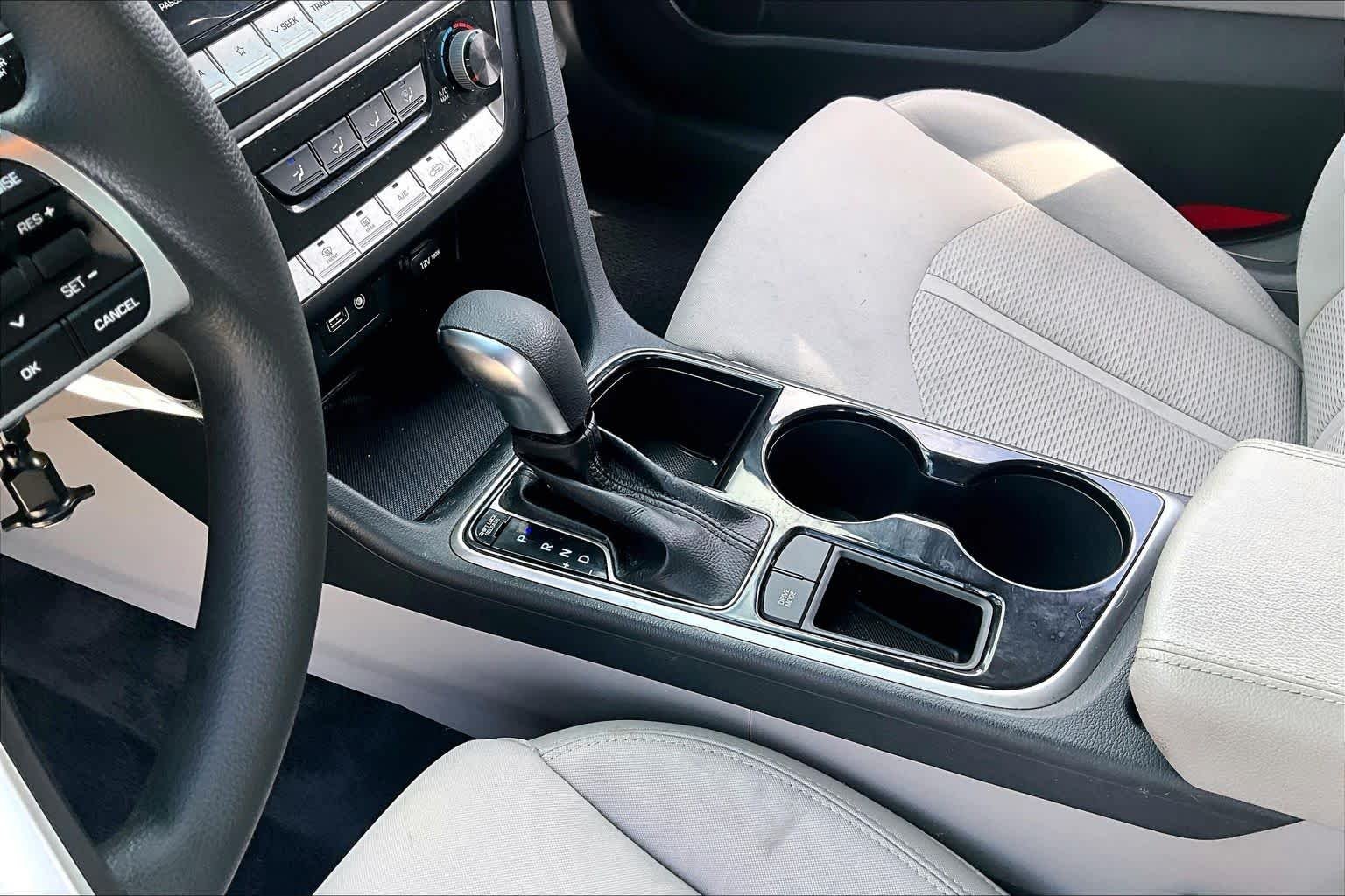 Used 2019 Phantom Black Hyundai SE image 15