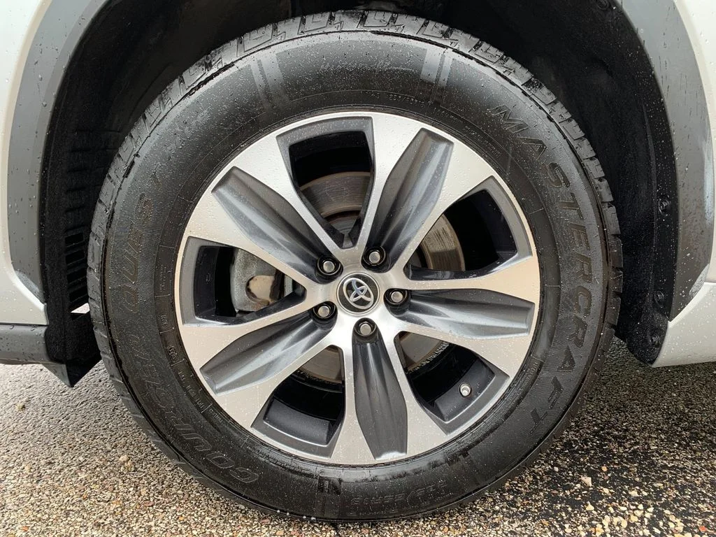 Used 2023 Silver Toyota XLE image 33