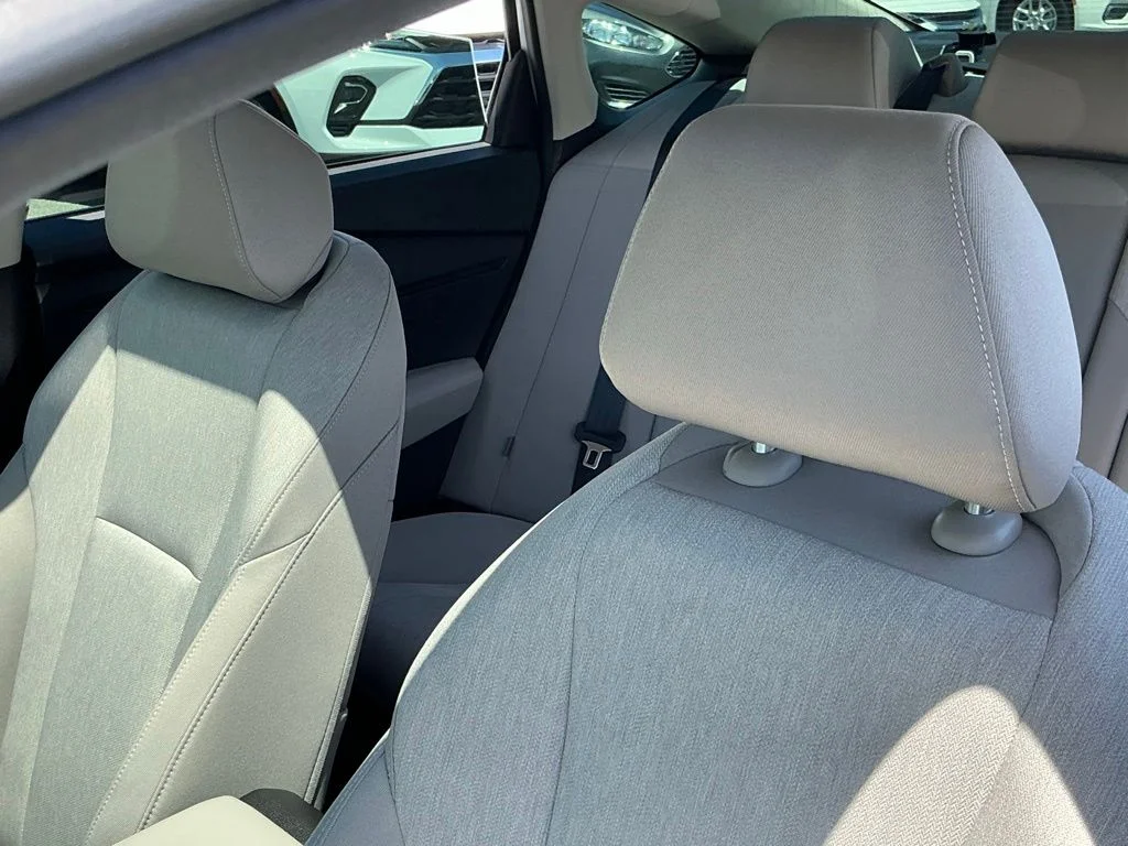 Used 2025 White Honda SE image 16