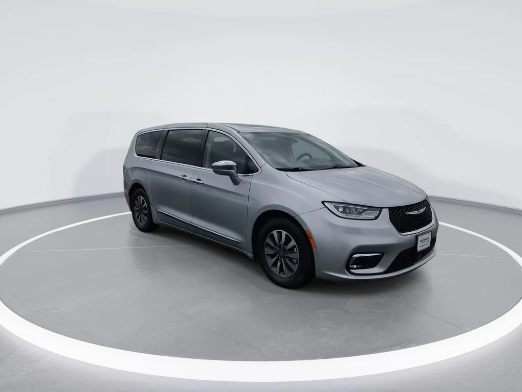 Used 2022 Silver Chrysler Limited image 2