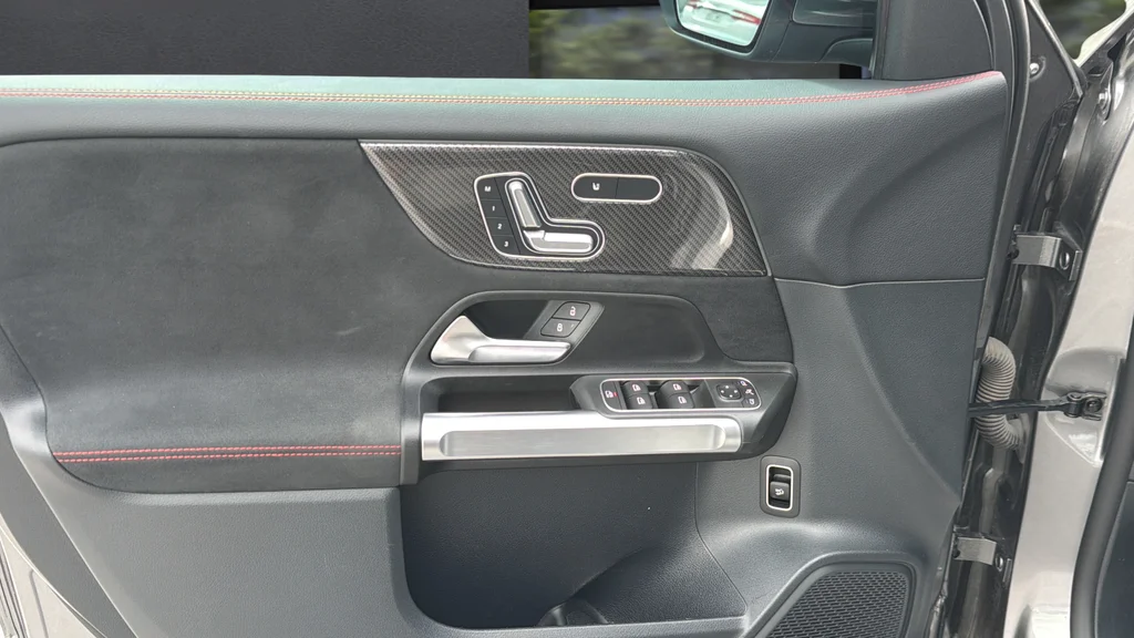 Used 2023  Mercedes-Benz GLB 250 image 22