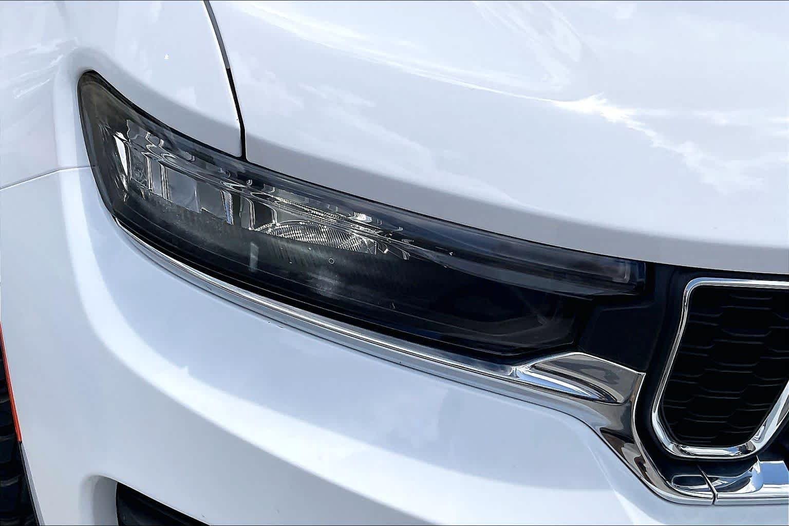 New 2026 Bright White Clear-Coat Exterior Paint Jeep Laredo image 13
