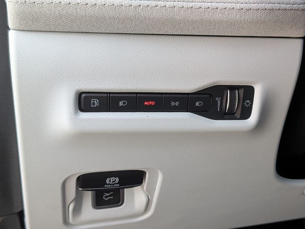 New 2026 Bright White Clear-Coat Exterior Paint Jeep Laredo image 19