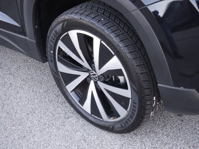 Used 2022 Black Volkswagen 1.5T SE image 3