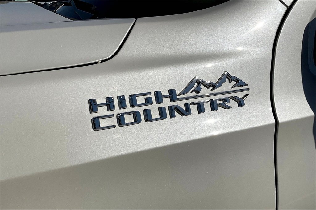 2022 CHEVROLET SUBURBAN - Image 31