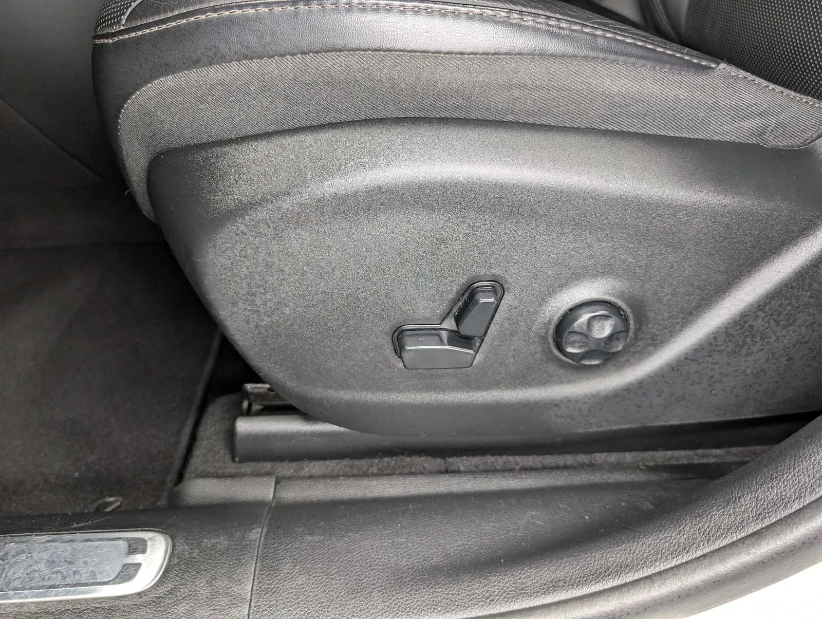 Used 2019 Pearl White Pearlcoat Jeep High Altitude image 39