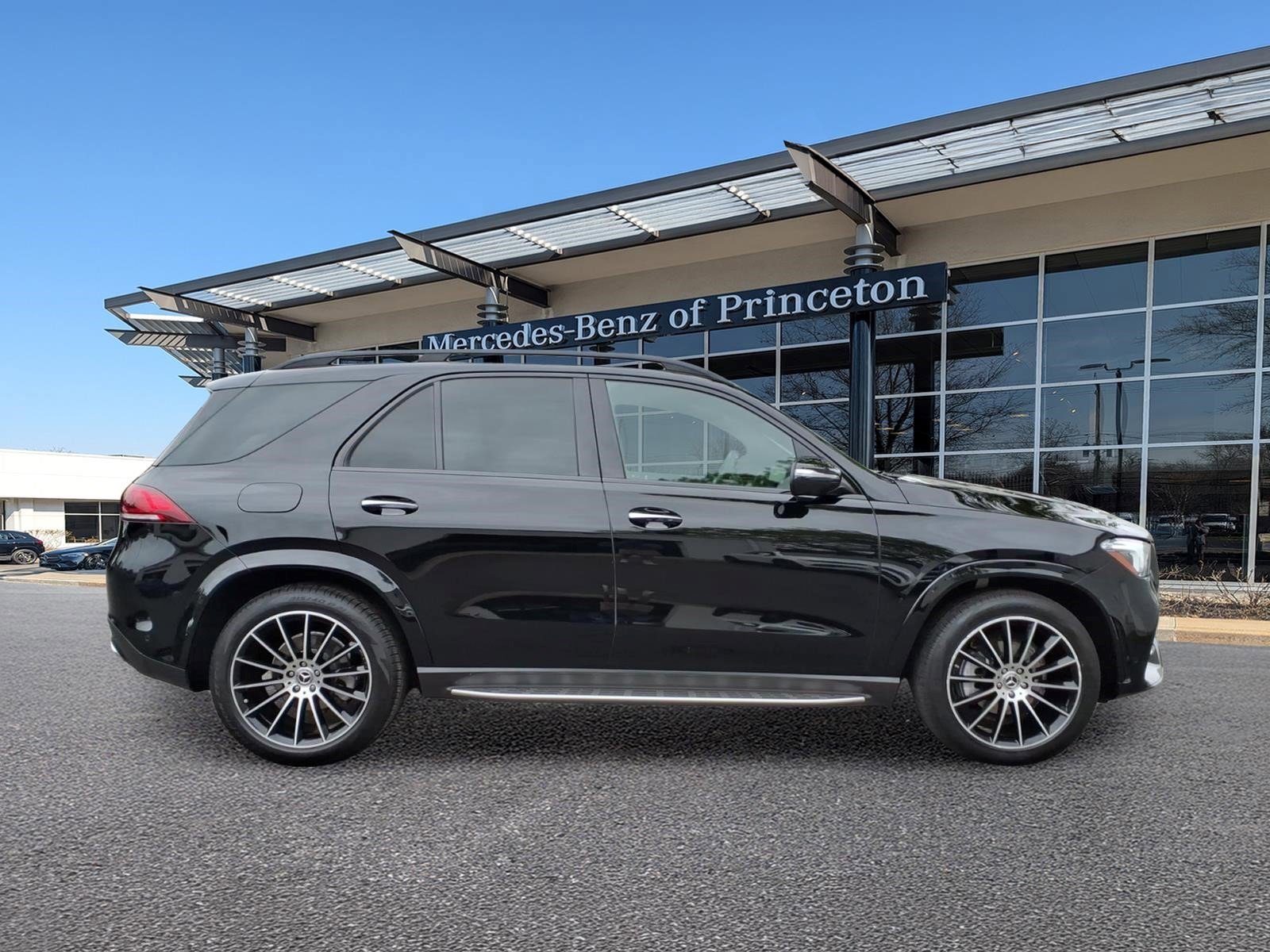 Certified Used 2023 Black Mercedes-Benz GLE 350 4MATIC® SUV image 2