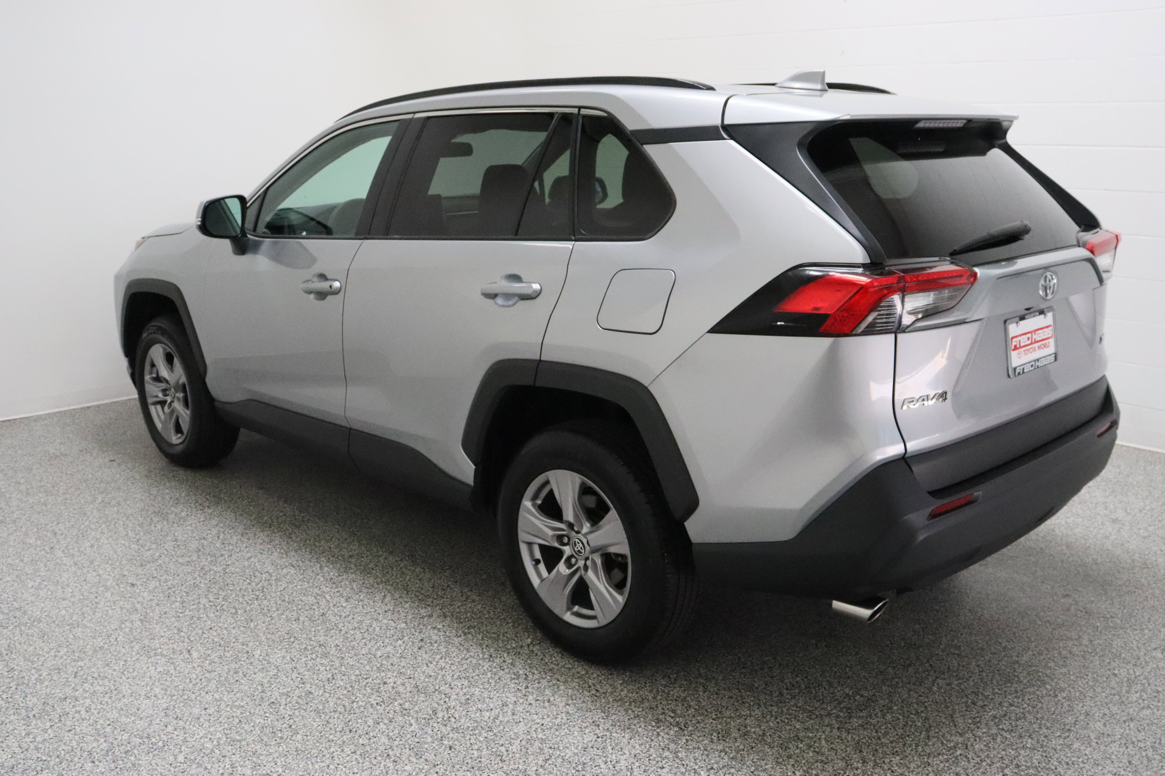 Used 2025 Silver Sky Metallic Toyota XLE 2.5L image 9
