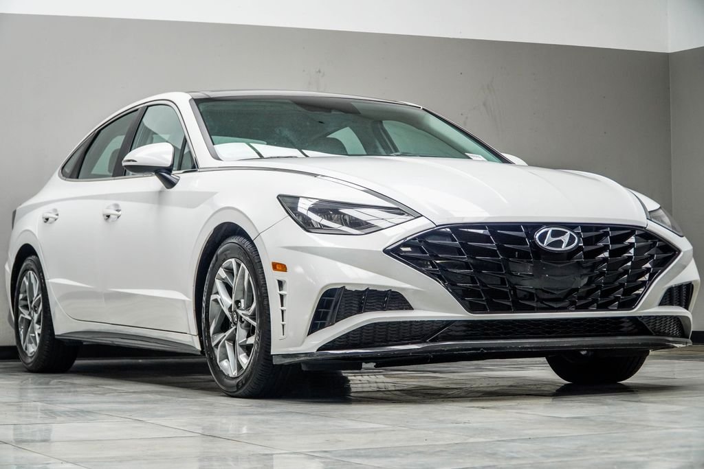 Used 2023 White Hyundai SEL image 4