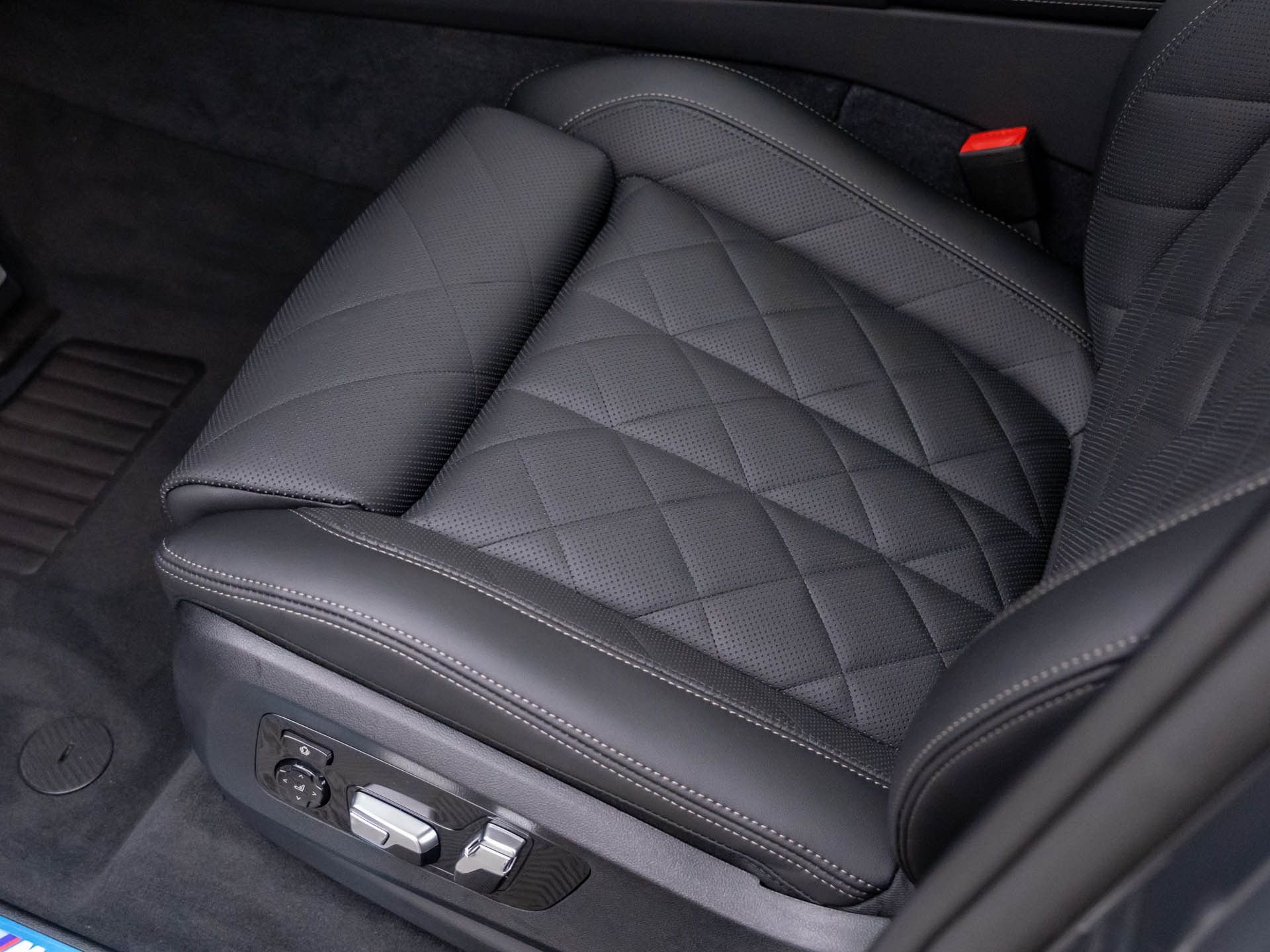 New 2026 Dravit Grey Metallic BMW xDrive50e image 18