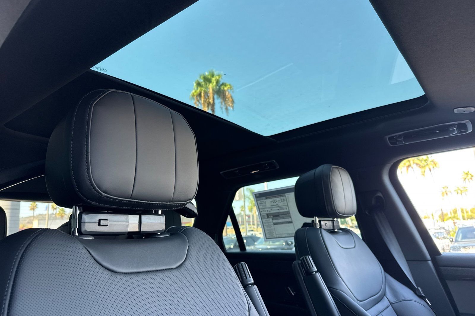 New 2026 Fuji White Land Rover Dynamic SE image 18