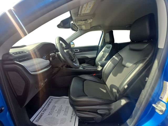 Used 2022 Blue Jeep Latitude image 9