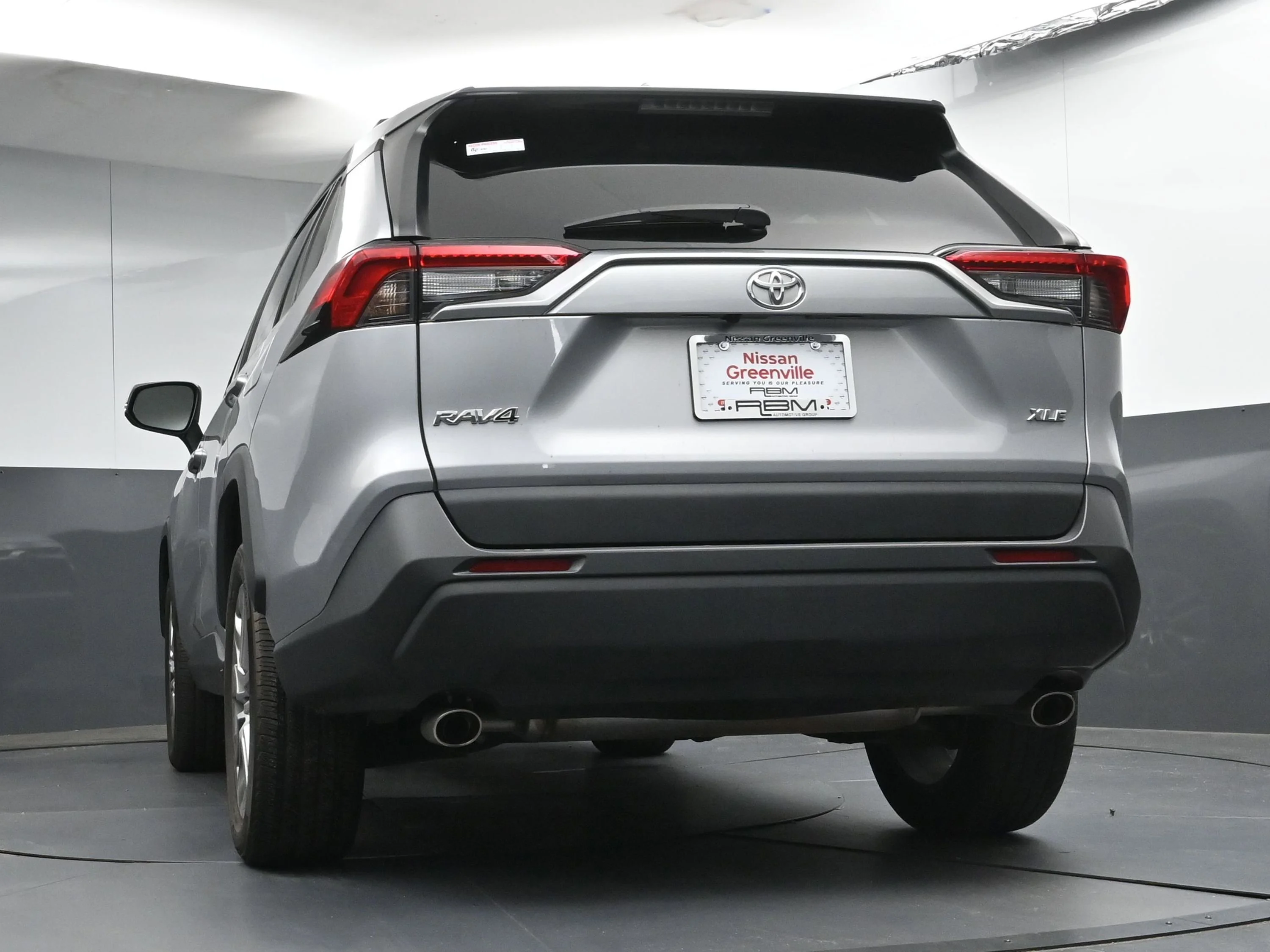 Used 2022 Silver Sky Metallic Toyota XLE Premium image 28