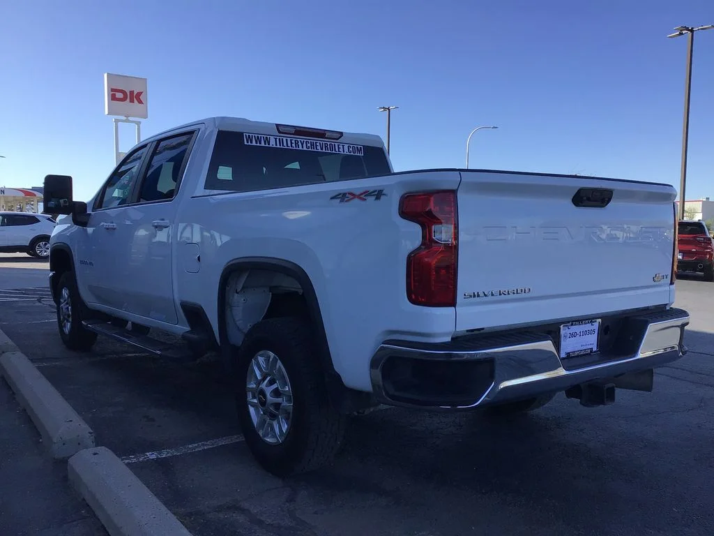 Used 2025 Summit White Chevrolet LT image 4