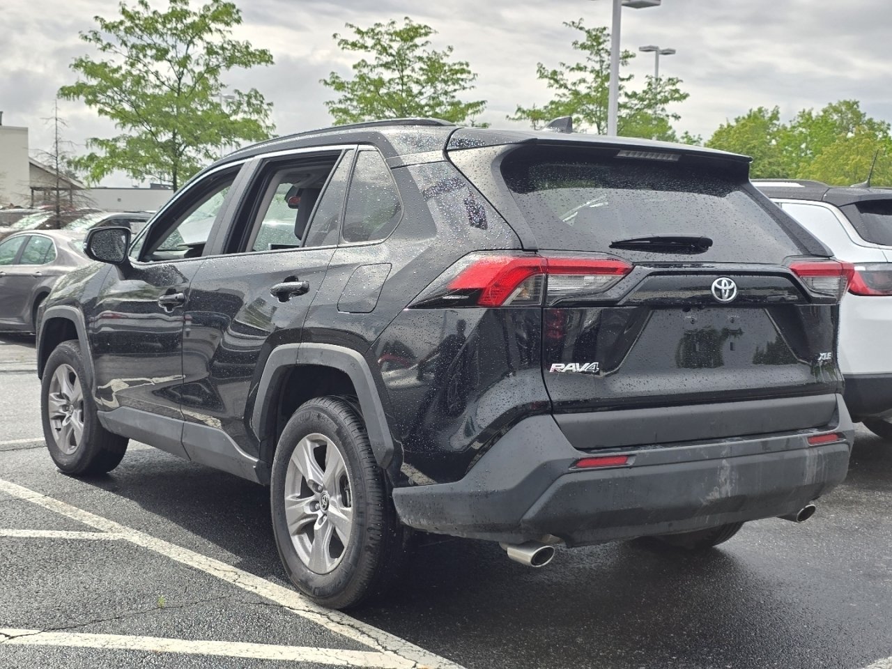 2025 Toyota RAV4 XLE - Photo 5