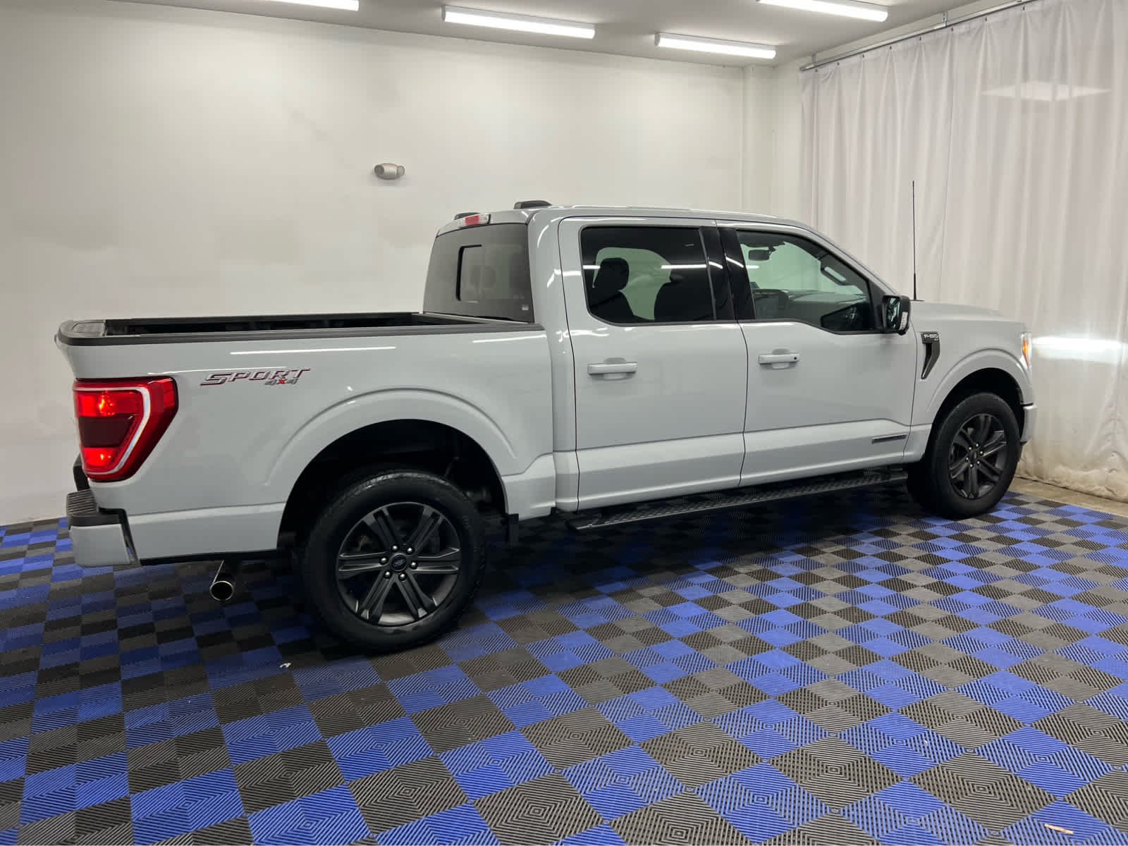 Used 2023 Avalanche Gray Ford XLT image 14
