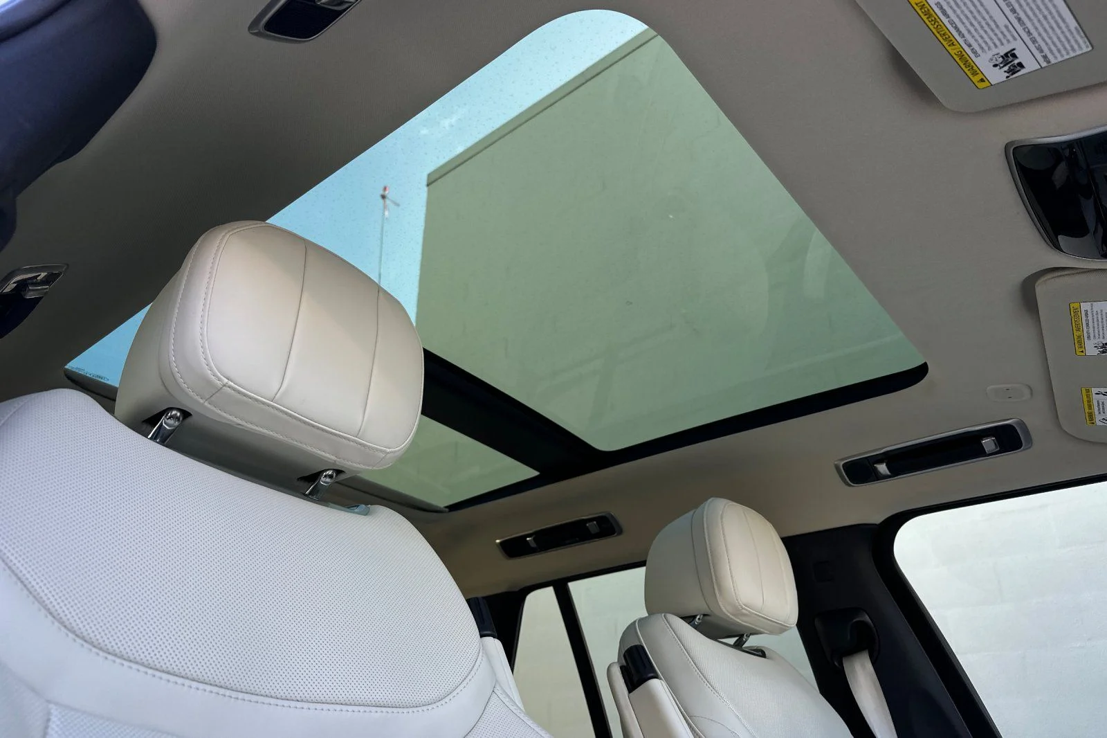 Used 2025  Land Rover SE image 19