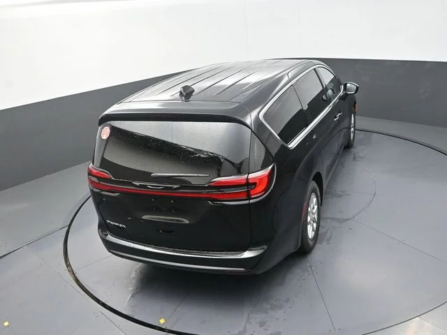 New 2027 Diamond Black Crystal Pearl-Coat Exterior Paint Chrysler Select image 17