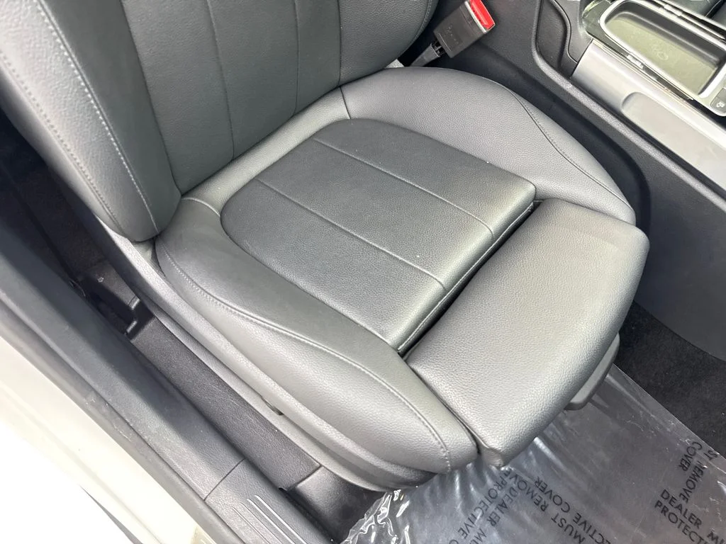 Used 2025 White Mercedes-Benz GLB 250 image 46