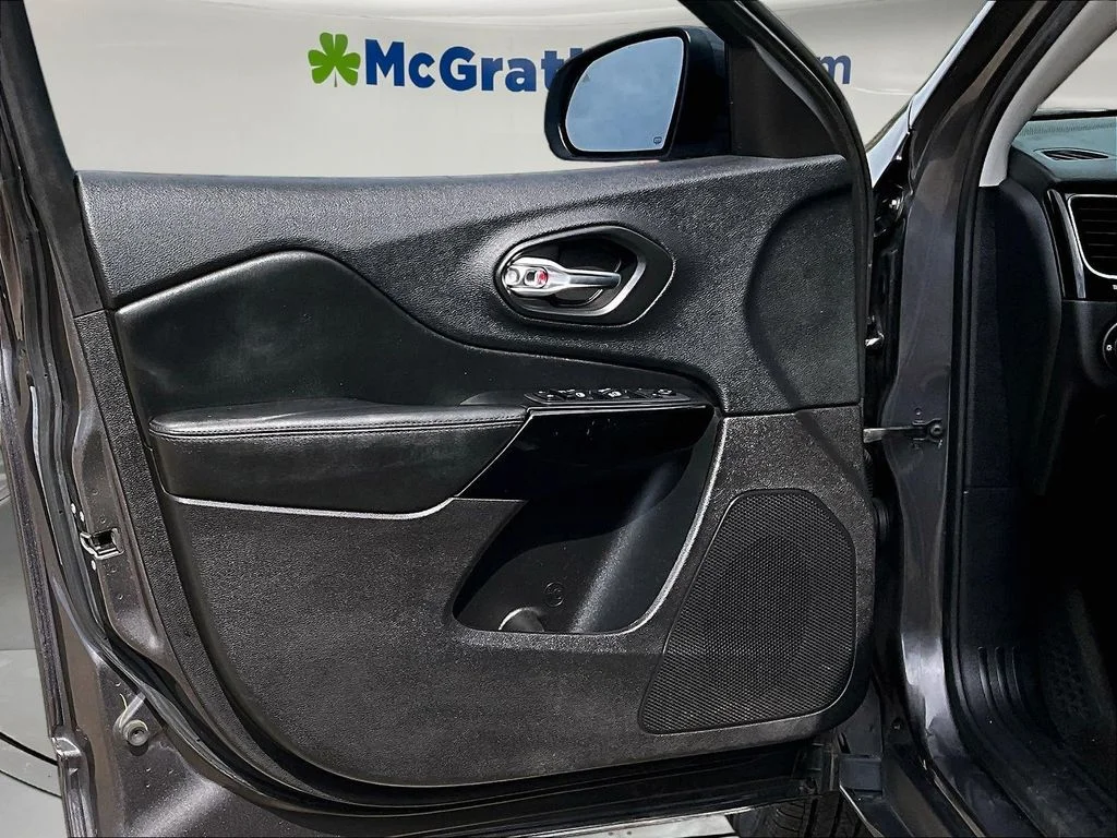 Used 2020 Gray Jeep Latitude Plus image 24