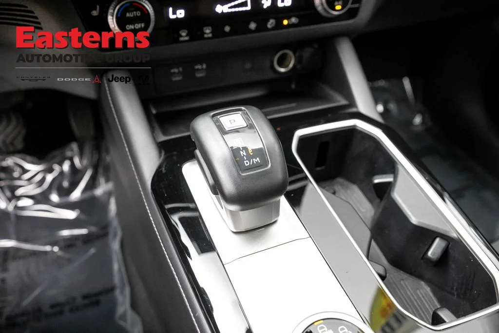 Used 2025 Silver Mitsubishi SE image 12