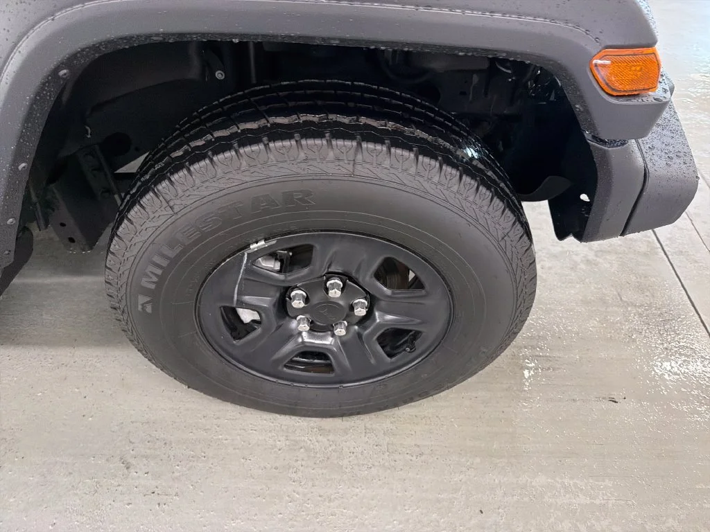 Used 2025  Jeep Sport image 5
