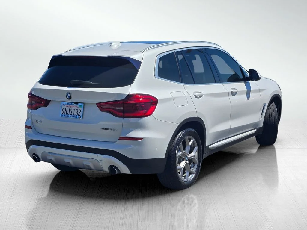 Used 2021 White BMW sDrive30i image 4