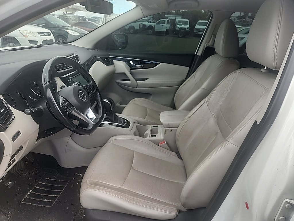 Used 2017 Pearl White Nissan SL image 19