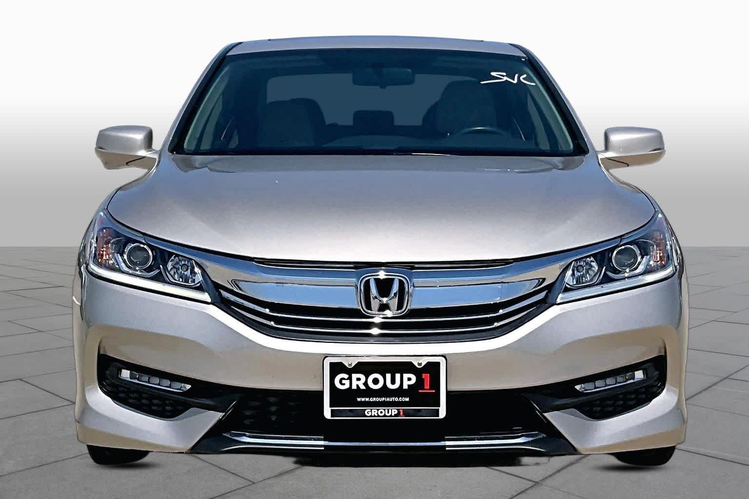Used 2016 Champagne Frost Pearl Honda EX image 4