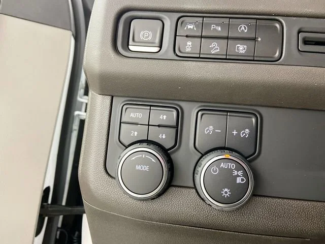2023 Chevrolet Suburban Z71 - Photo 11