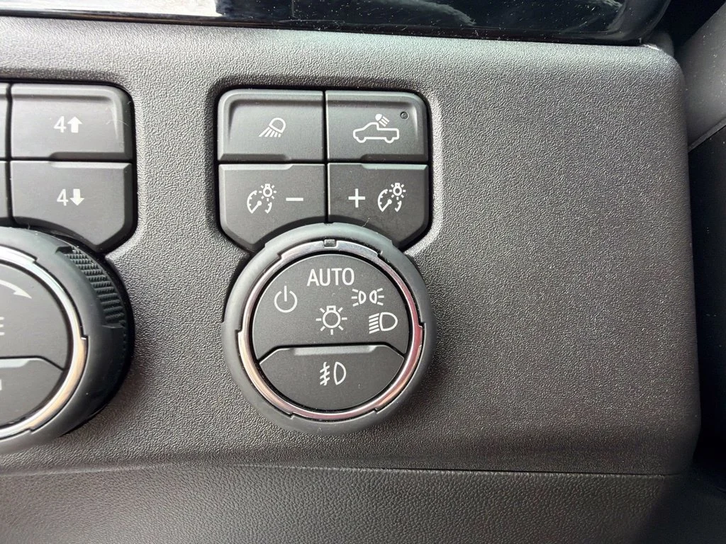 Used 2026 Polar White Tricoat Chevrolet LTZ image 31