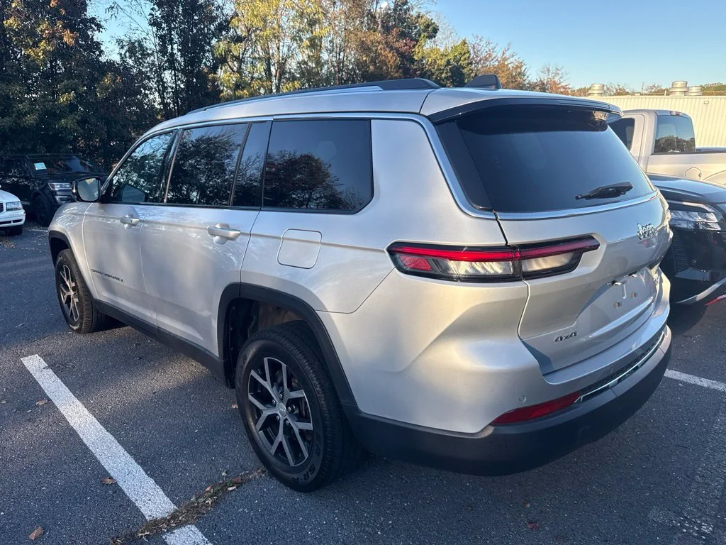 Used 2023 Silver Jeep Limited image 3
