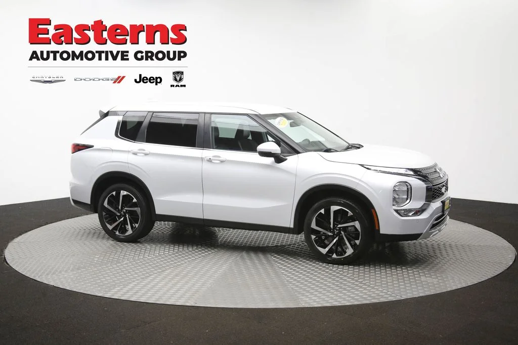 Used 2022 White Mitsubishi SE image 46