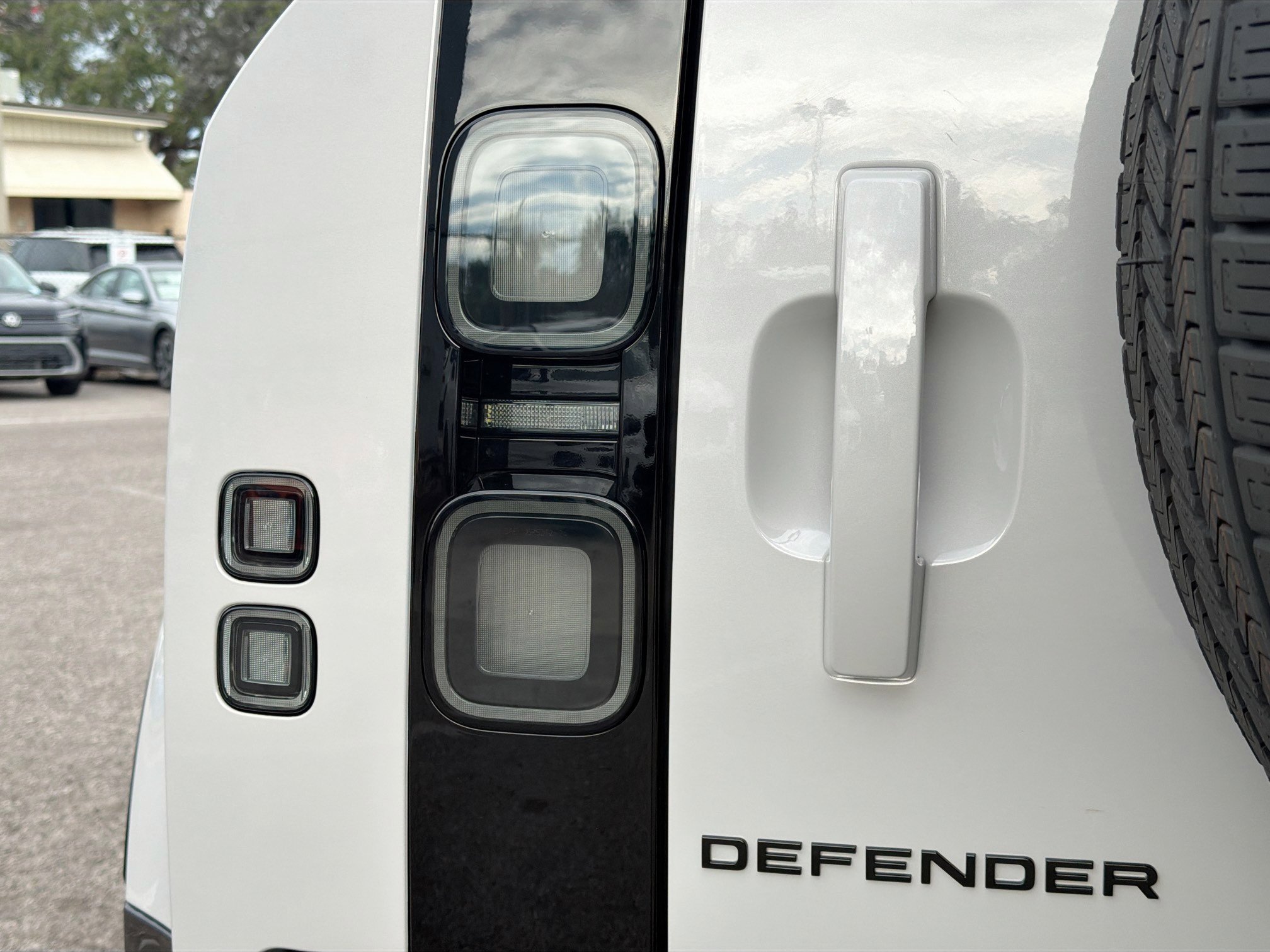 2026 Land Rover Defender X-Dynamic SE - Photo 10