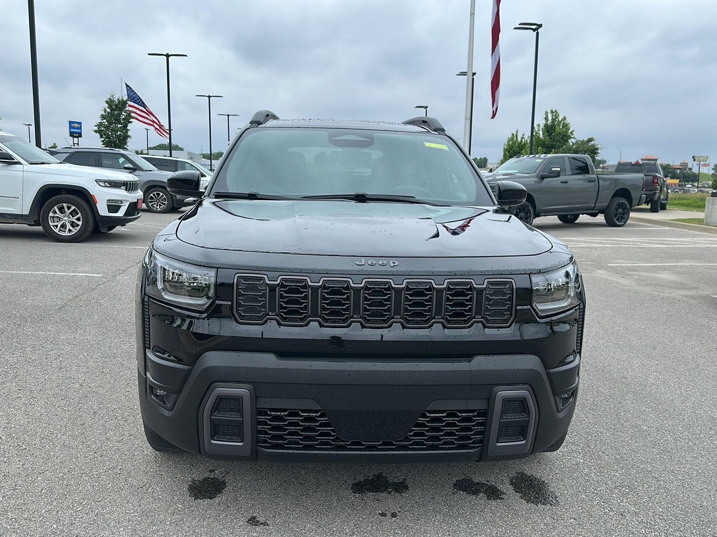 New 2026 Diamond Black Crystal Pearl-Coat Exterior Paint Jeep Limited image 6