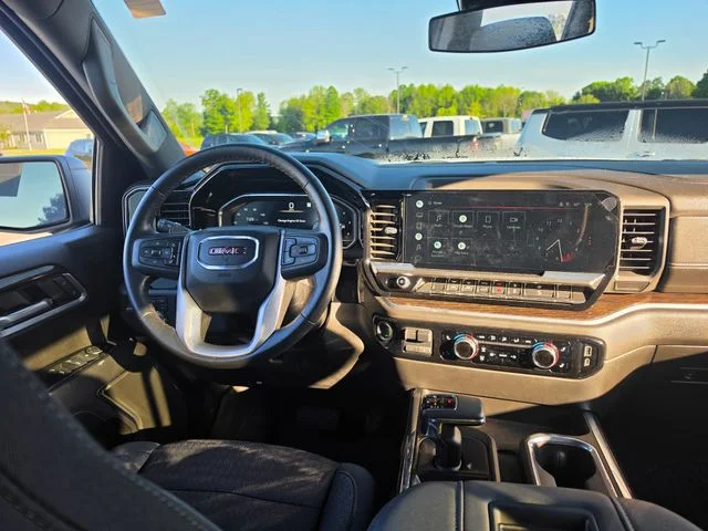 Used 2022 White GMC Elevation image 13