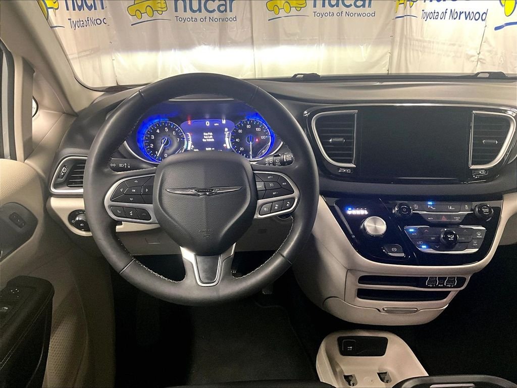Used 2023 Silver Chrysler Touring L image 17