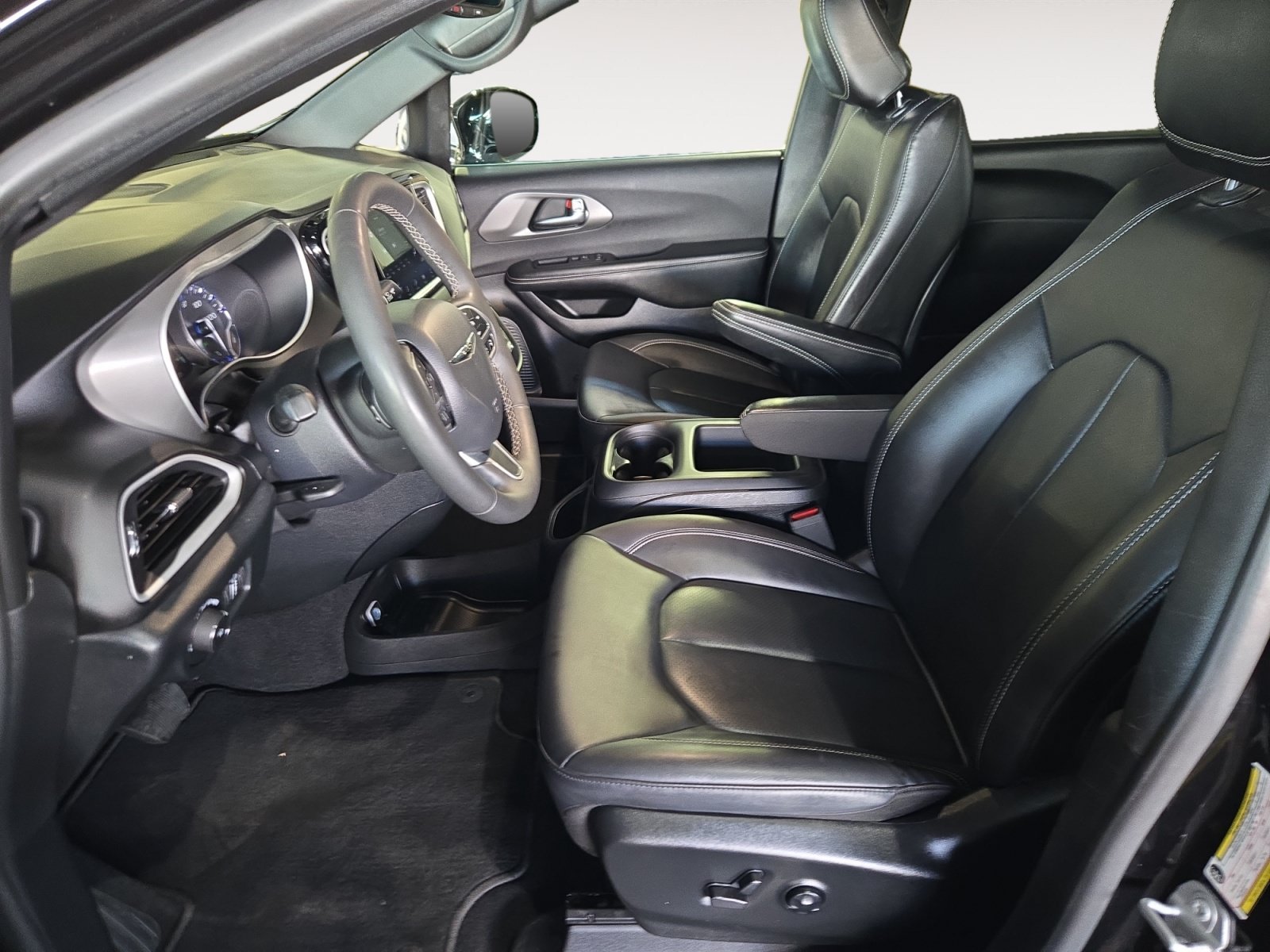 Used 2025 Diamond Black Crystal Pearlcoat Chrysler Select image 20