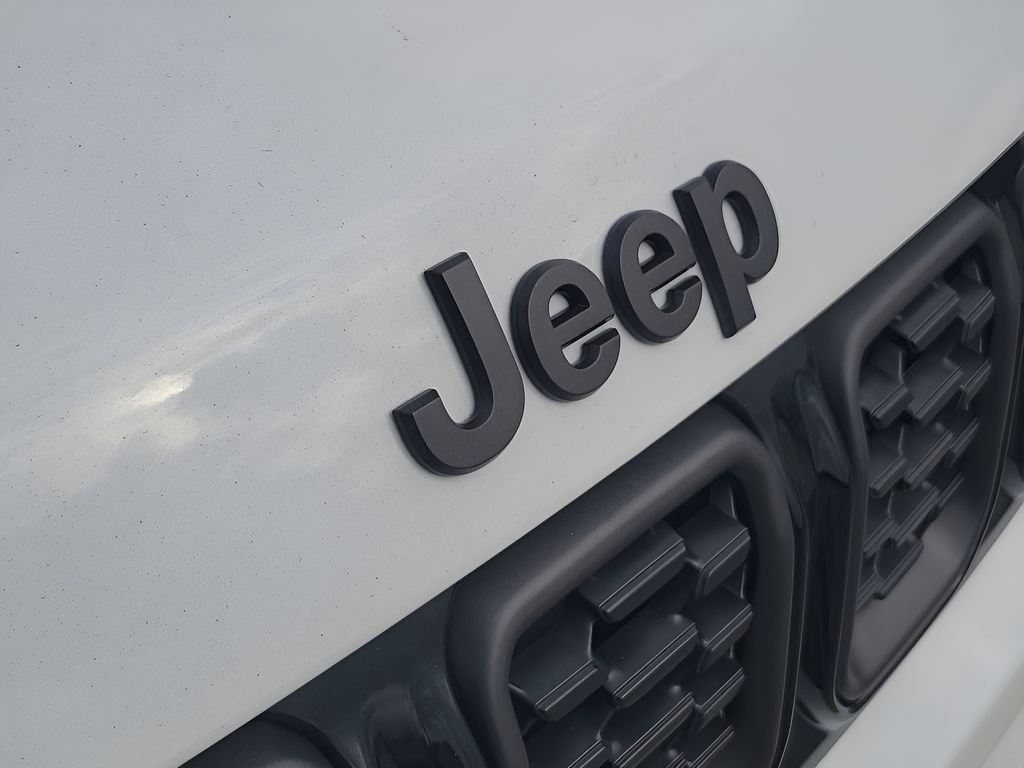 New 2026 Bright White Clear-Coat Exterior Paint Jeep Latitude image 39