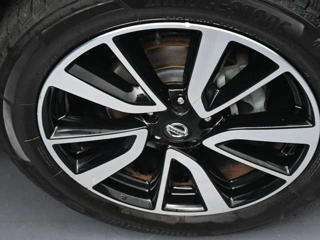 Used 2020 Blue Nissan SL image 26