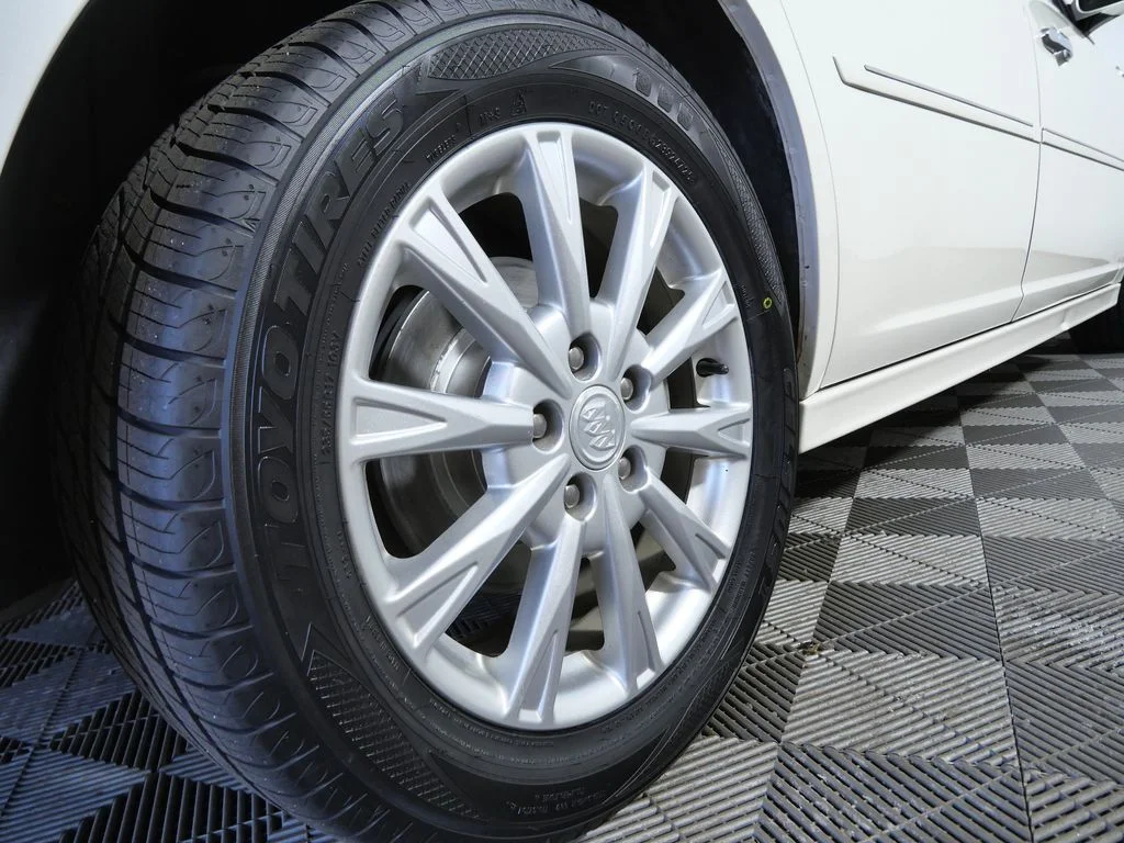 Used 2011 White Buick CXL image 27
