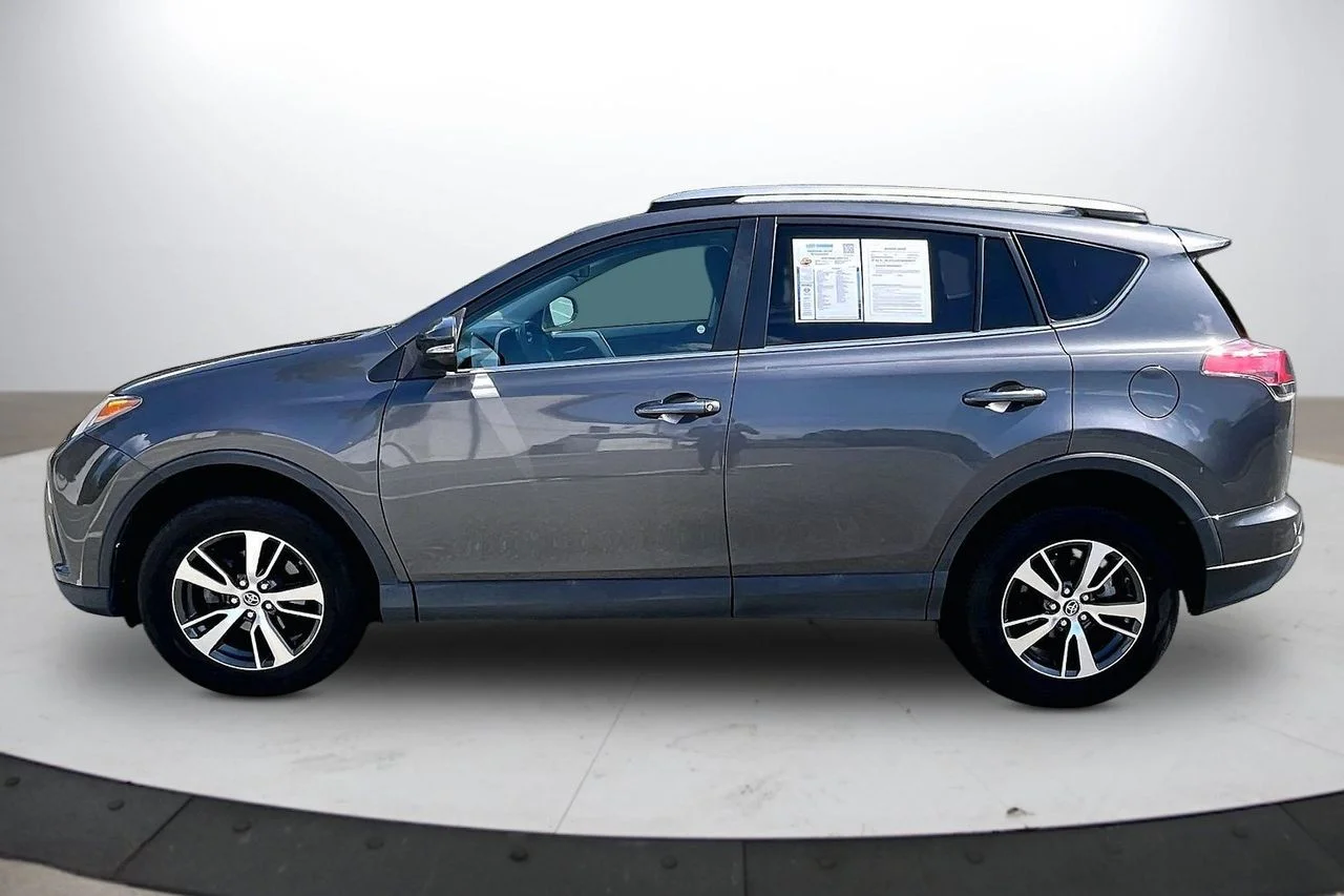 Used 2018 Gray Toyota XLE image 5
