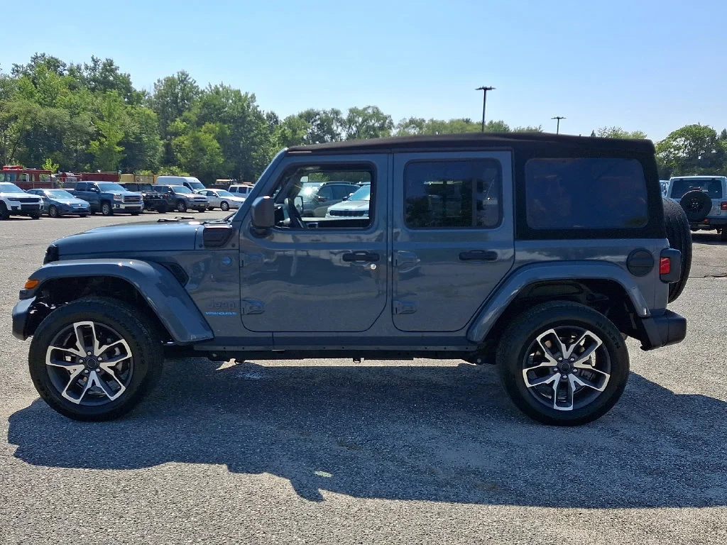 Used 2024 Anvil Clear Coat Jeep Sport S image 7