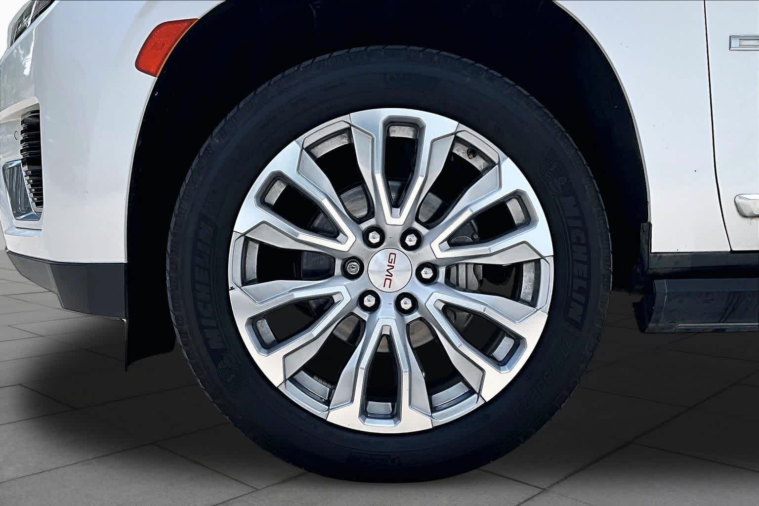 Used 2022 White Frost Tricoat GMC Denali image 10