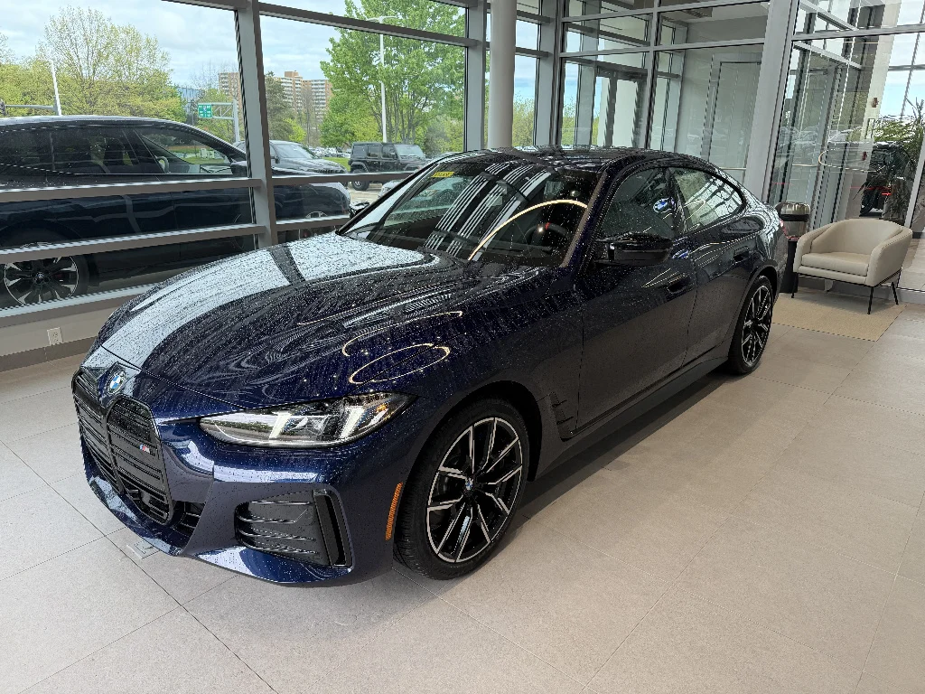 New 2026 Tanzanite Blue II Metallic BMW M60 image 3