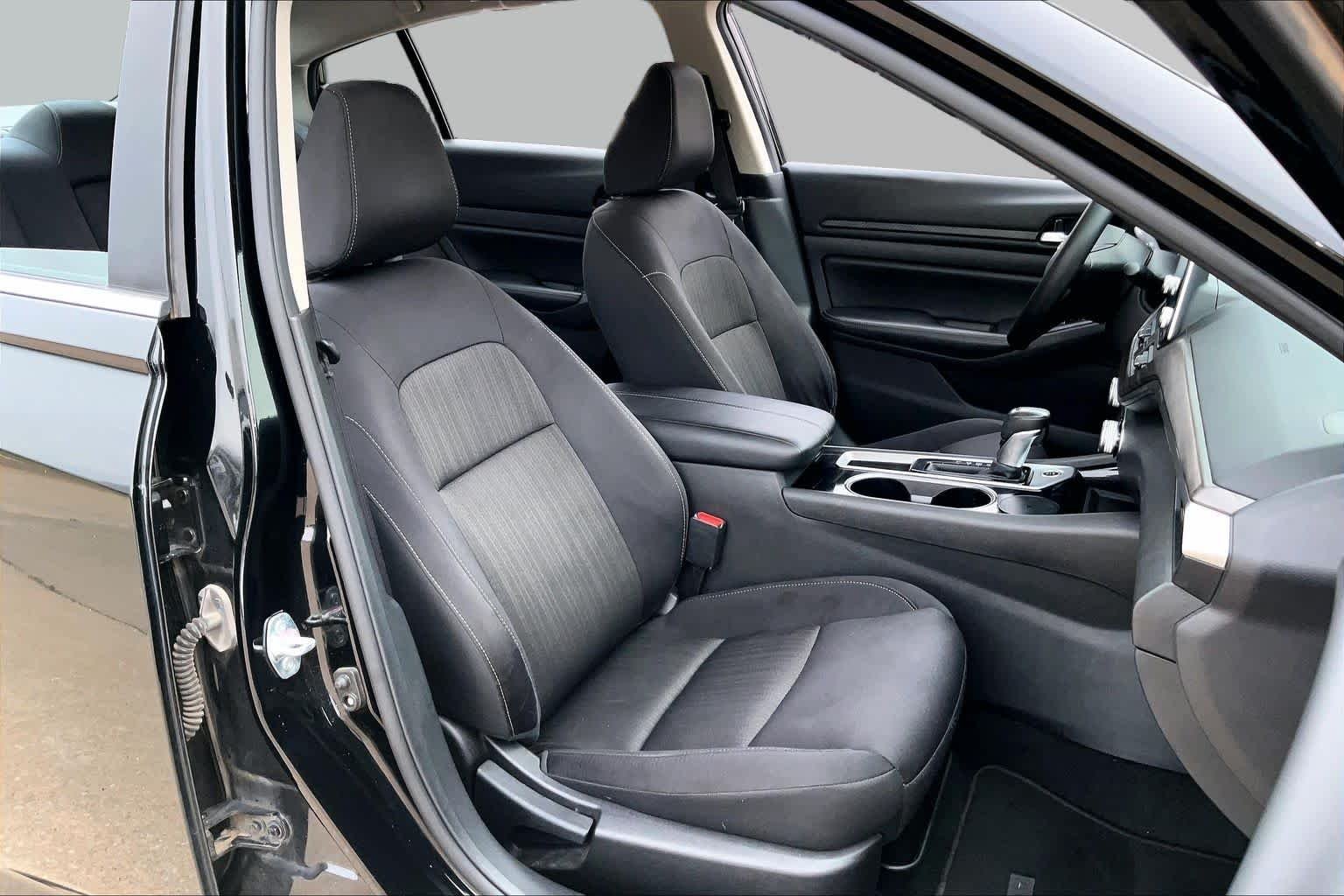 Used 2024 Super Black Nissan 2.5 SV image 8