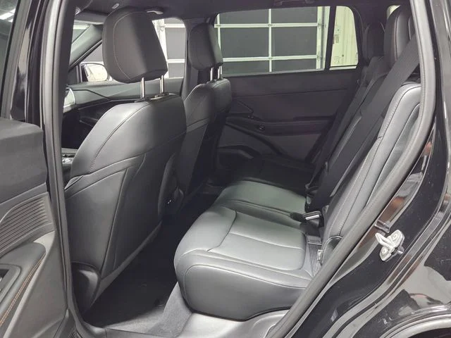 New 2026 Diamond Black Crystal Pearl-Coat Exterior Paint Jeep Limited image 6